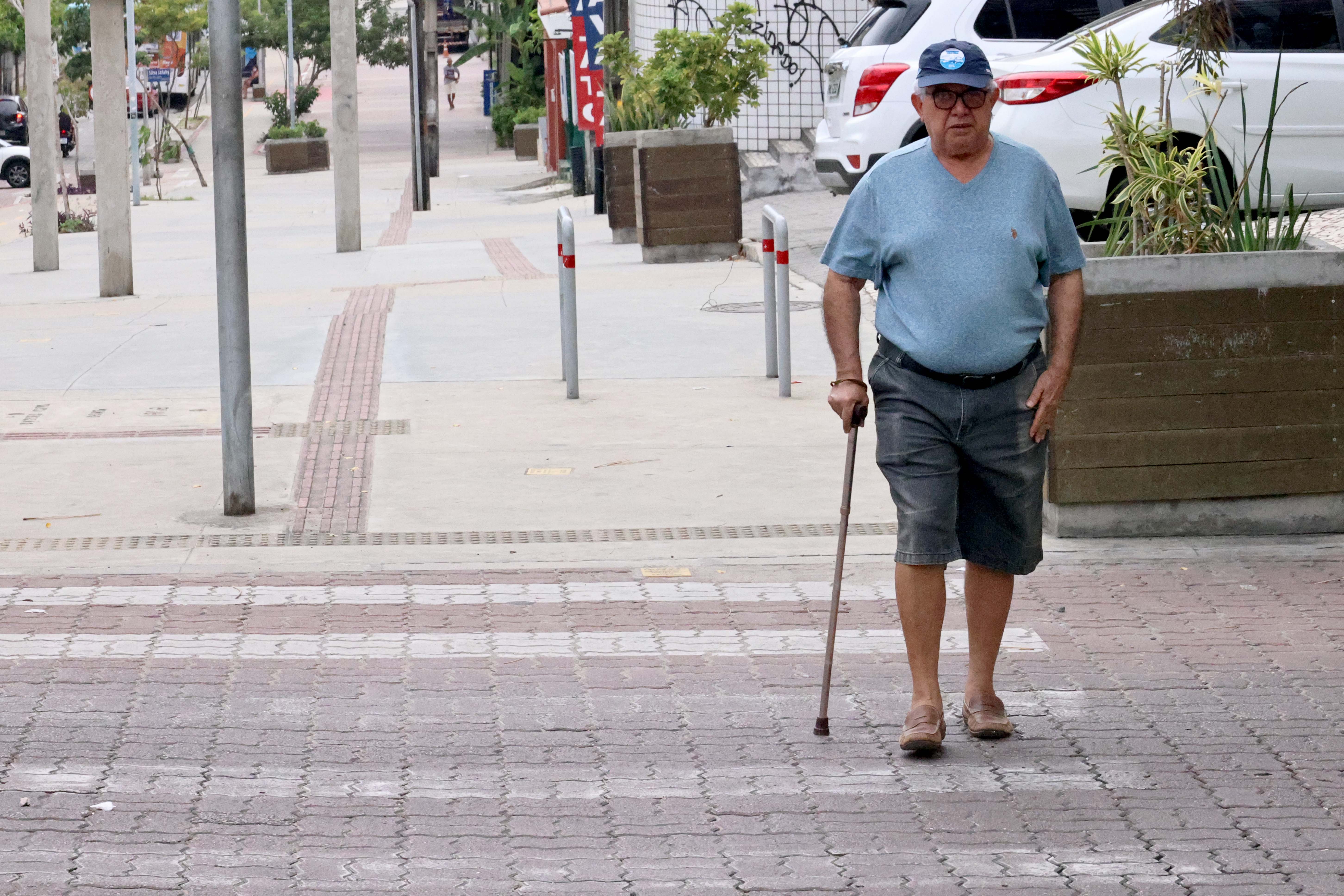 senhor atravessando uma faixa de pedestre